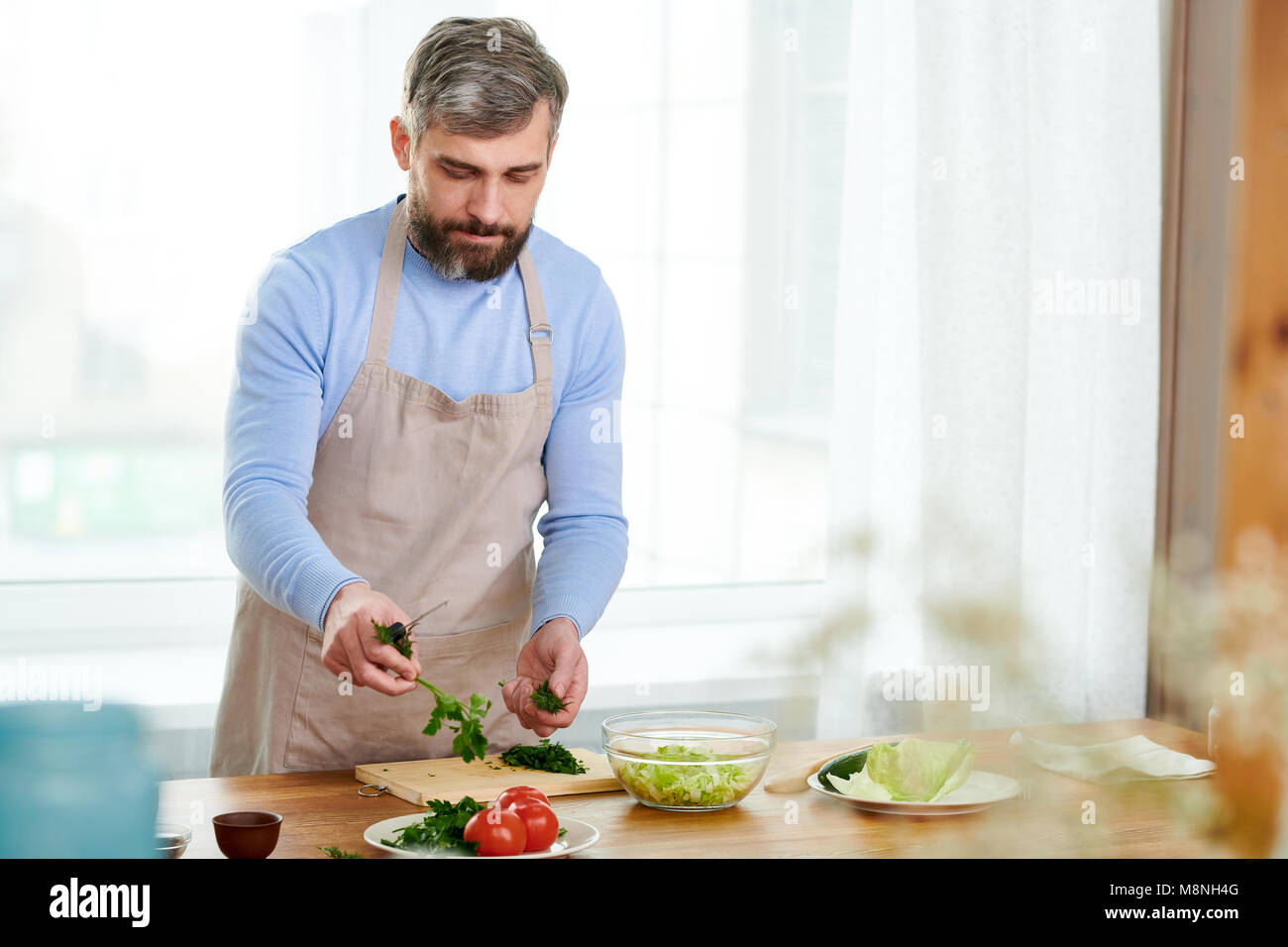 Dad cooking dinner hi-res stock photography and images - Alamy