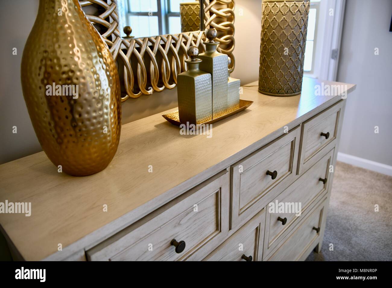 Gold mirror bedroom hi res stock photography and images Alamy