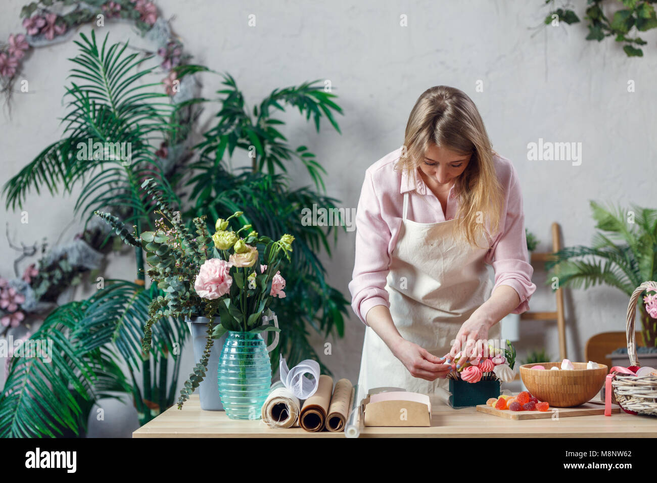 Professional florist working in flower shop Stock Photo - Alamy