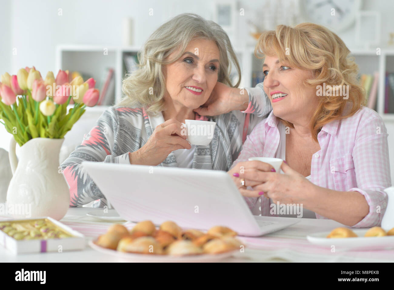 Two elderly women laptop hi-res stock photography and images - Alamy