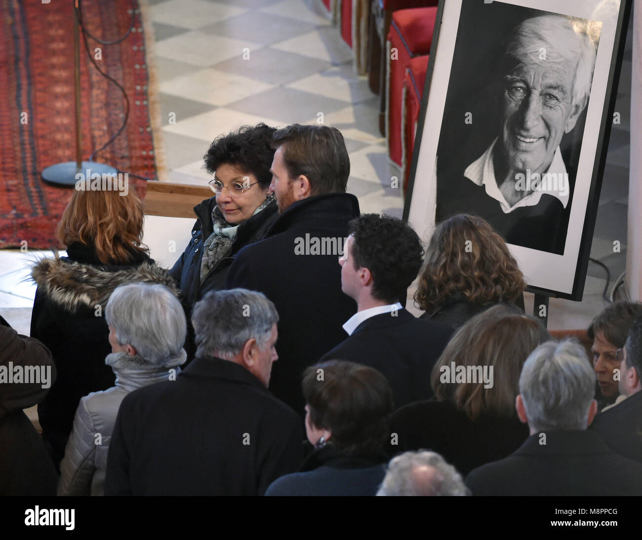 Habach, Germany. 19th Mar, 2018. 19 March 2018, Germany, Habach: The 'Bergdoktor' (lit. mountain doctor) actors Monika Baumgartner (2-L) and Heiko Ruprecht (3-L) attend the memorial service for actor Rauch. The actor died of heart failure on 11 March at the age of 85. Photo: Angelika Warmuth/dpa Credit: dpa picture alliance/Alamy Live News Stock Photo