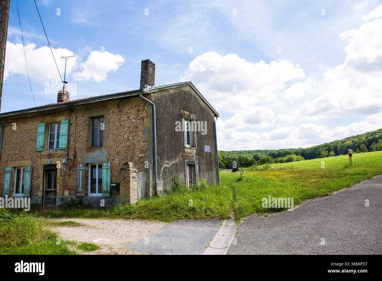 Einsam und fast verlassen steht dieses alte Bauernhaus an der Landstraße zwischen Grandpre und Vouziers im französischen Departement des Ardennes Beau Stock Photo