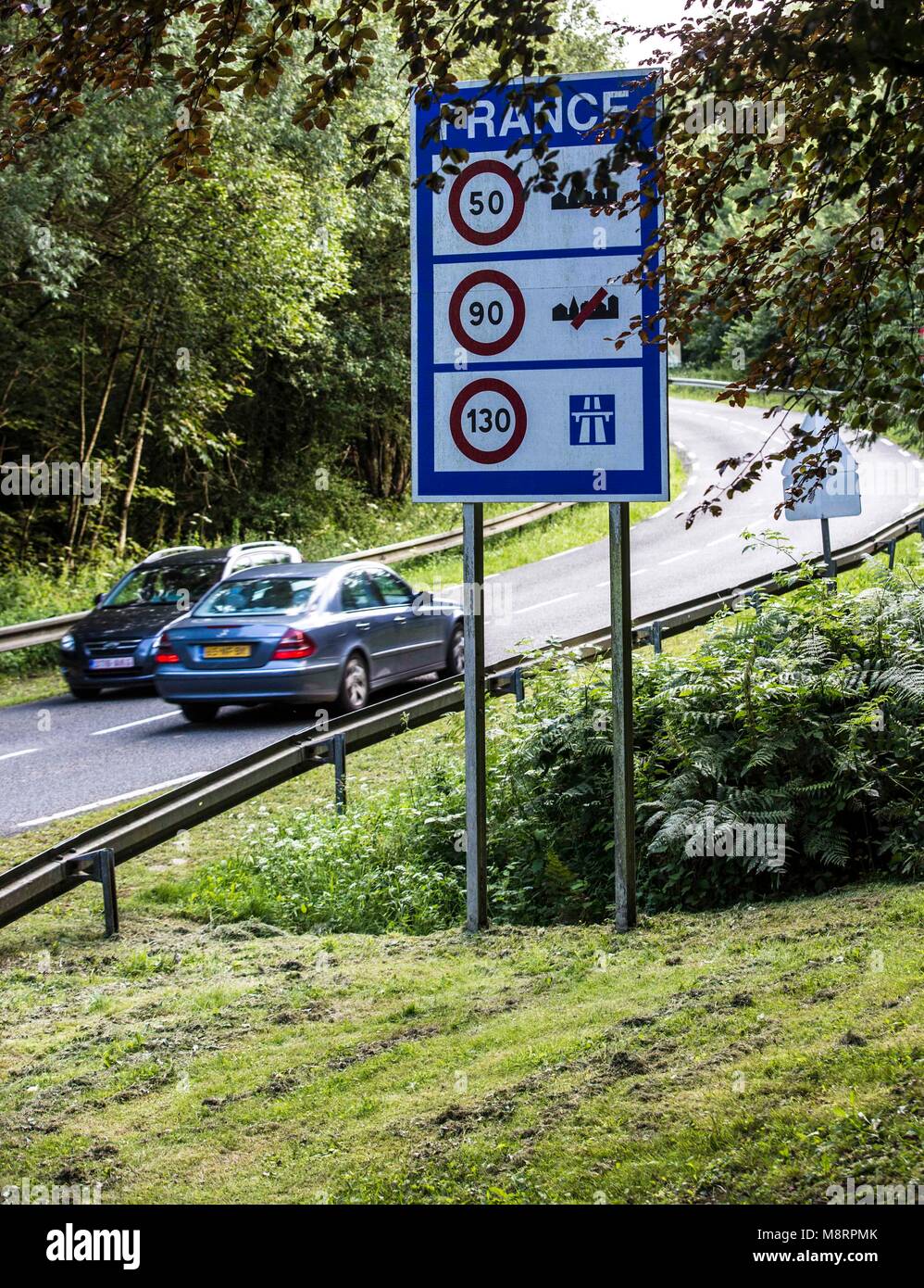 Die sogenannte Grüne Grenze in einem Waldstück der Ardennen in Belgien. Hier kann der Verkehr über eine unkontrollierte kleine Landstraße ungehindert  Stock Photo