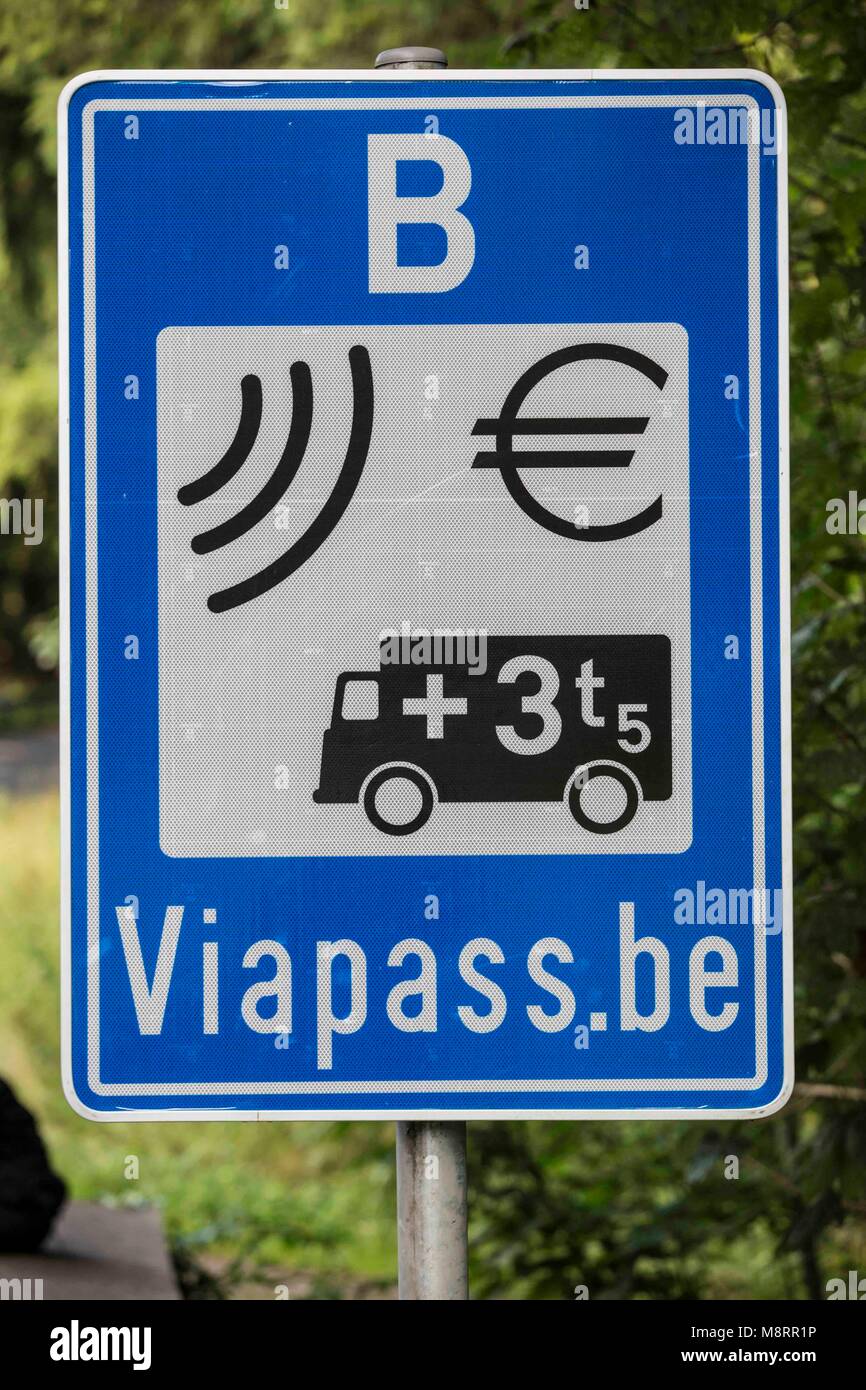 Ein belgisches Viapass Verkehrsschild zeigt dem LKW-Fahrer an der Grenze zu Belgien an, daß er mit seinem Fahrzeug über 3,5t Mautplicht hat. Ab dem 1. Stock Photo