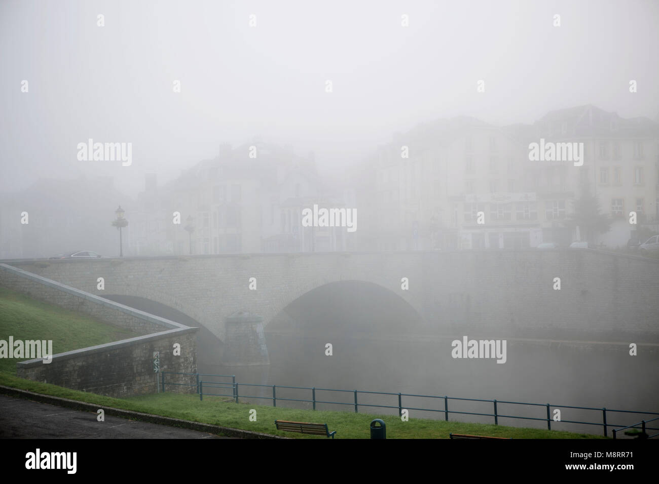 Frühmorgens in der belgischen Kleinstadt Bouillon nahe der französischen Grenze in den Ardennen. Der Nebel ist noch nicht verschwunden, die alte stein Stock Photo