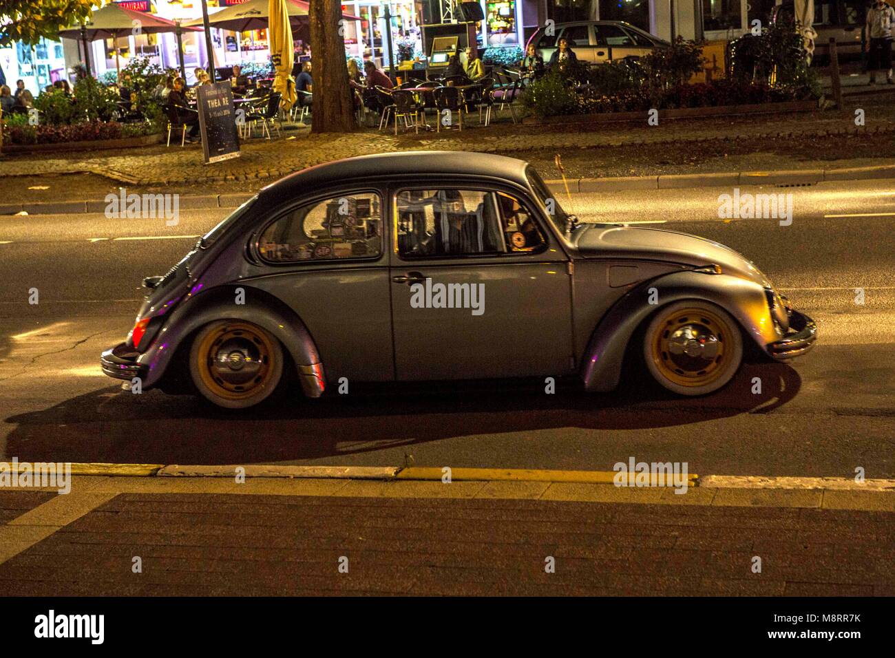 Ein modifizierter und gepimpter historischer VW-Käfer fährt über die Hauptstrasse in Spa in der Provinz Lüttich in Belgien. Die VW Bug Show Spa ist ei Stock Photo