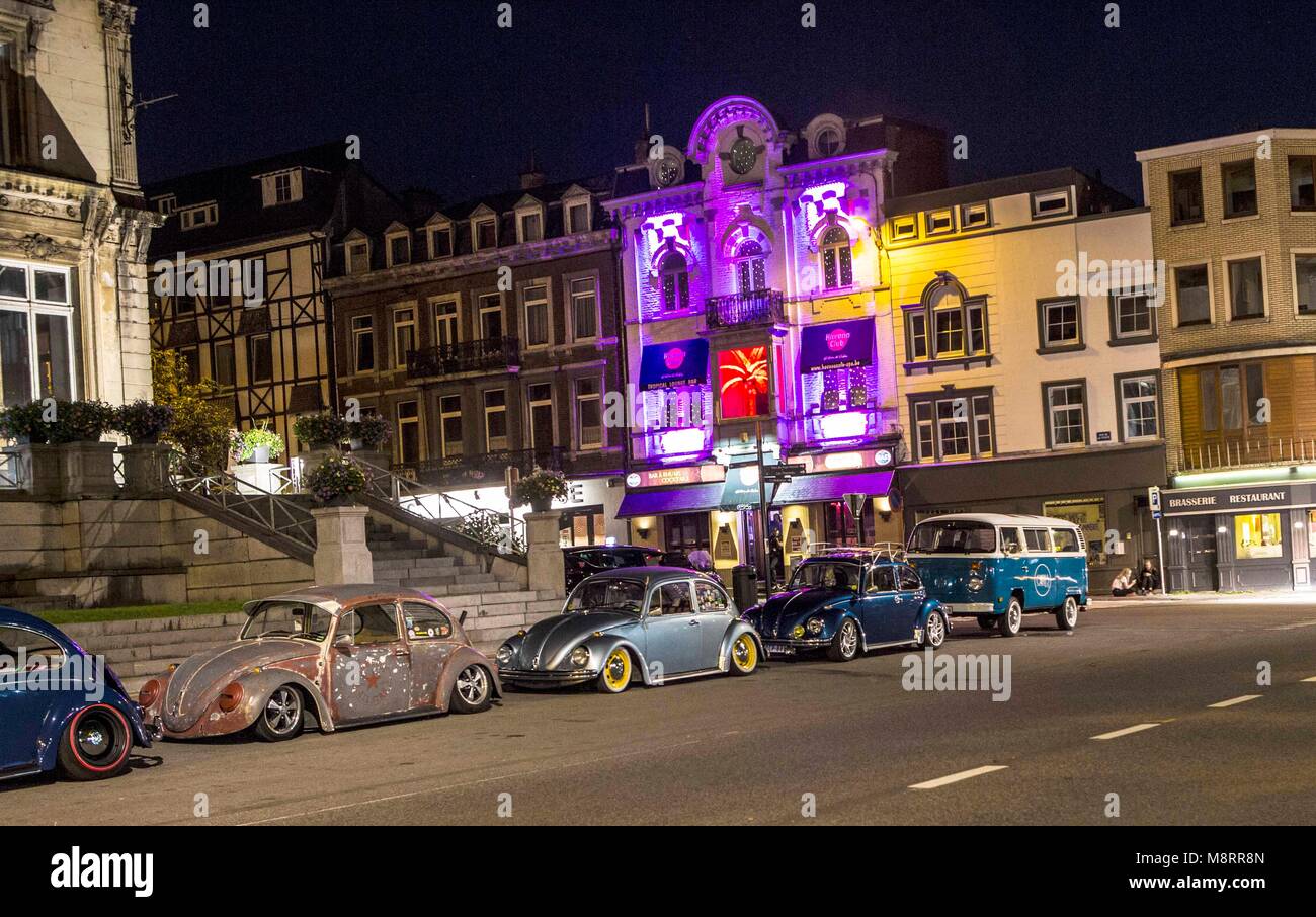 Schöner Anblick im nächtlichen Spa in der Provinz Lüttich in Belgien: Historische VW-Käfer in einer Reihe, ganz rechts ein VW-Bus T2 aus den 70er Jahr Stock Photo