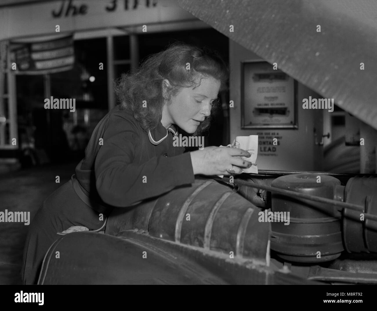 Virginia Excell, formerly a Butcher, now a Service Station Attendant as new Jobs have opened up for Women during WWII, Checking Car Engine, East Liverpool, Ohio, USA, Ann Rosener, Office of War Information, September 1942 Stock Photo
