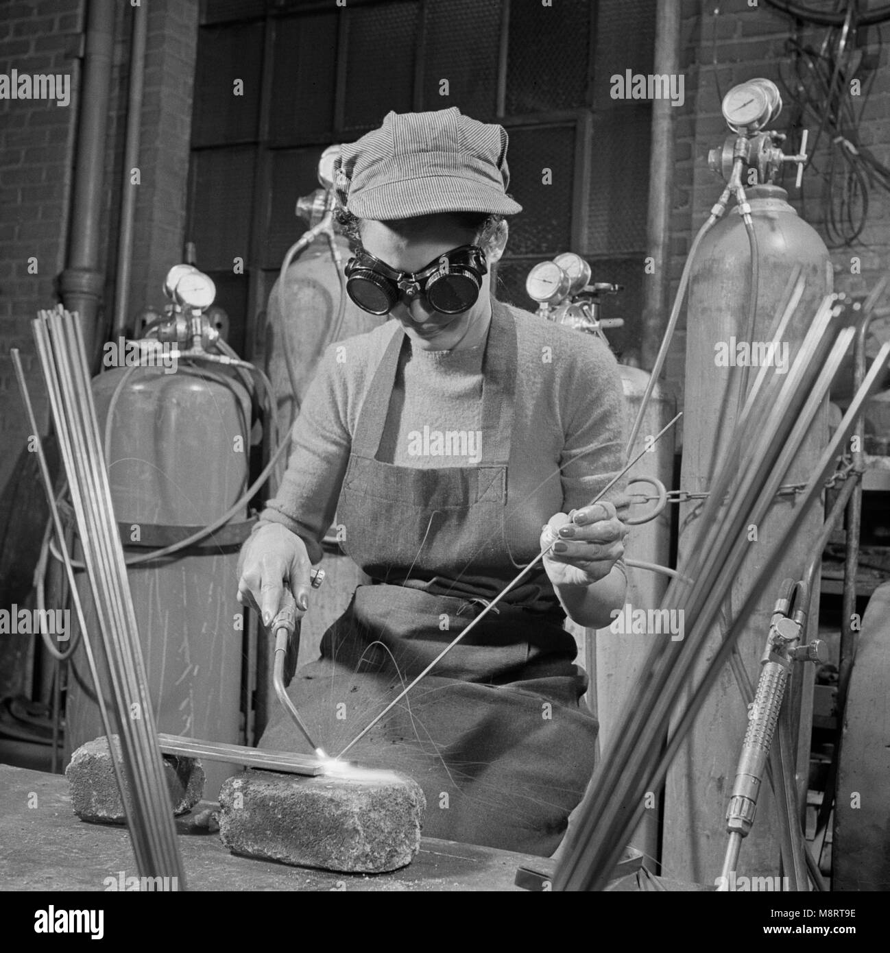 Young Woman Learning to Weld, Six Nights per Week, at Work Projects Administration (WPA) Vocational School in Preparation to Work on Assembly Line in a War Plant, Washington DC, USA, Howard Liberman for Office of War Information, July 1942 Stock Photo
