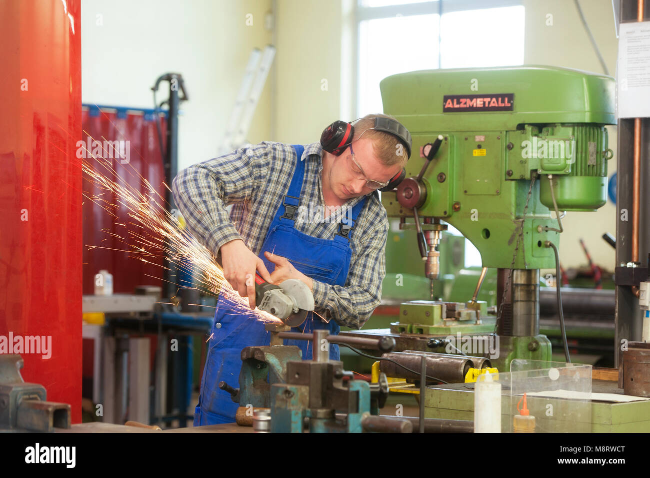 Berufsausbildung. Lehrlinge in der Ausbildung zum Maschinenbauer. Stock Photo