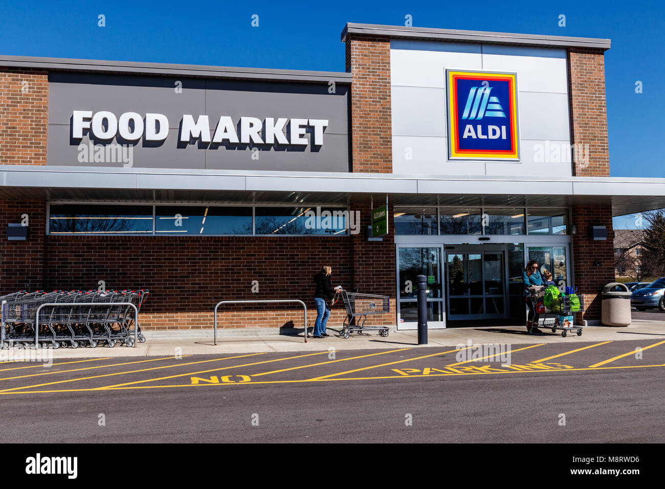 Noblesville - Circa March 2018: Aldi Discount Supermarket. Aldi sells a range of grocery items, including produce, meat & dairy, at discount prices I Stock Photo