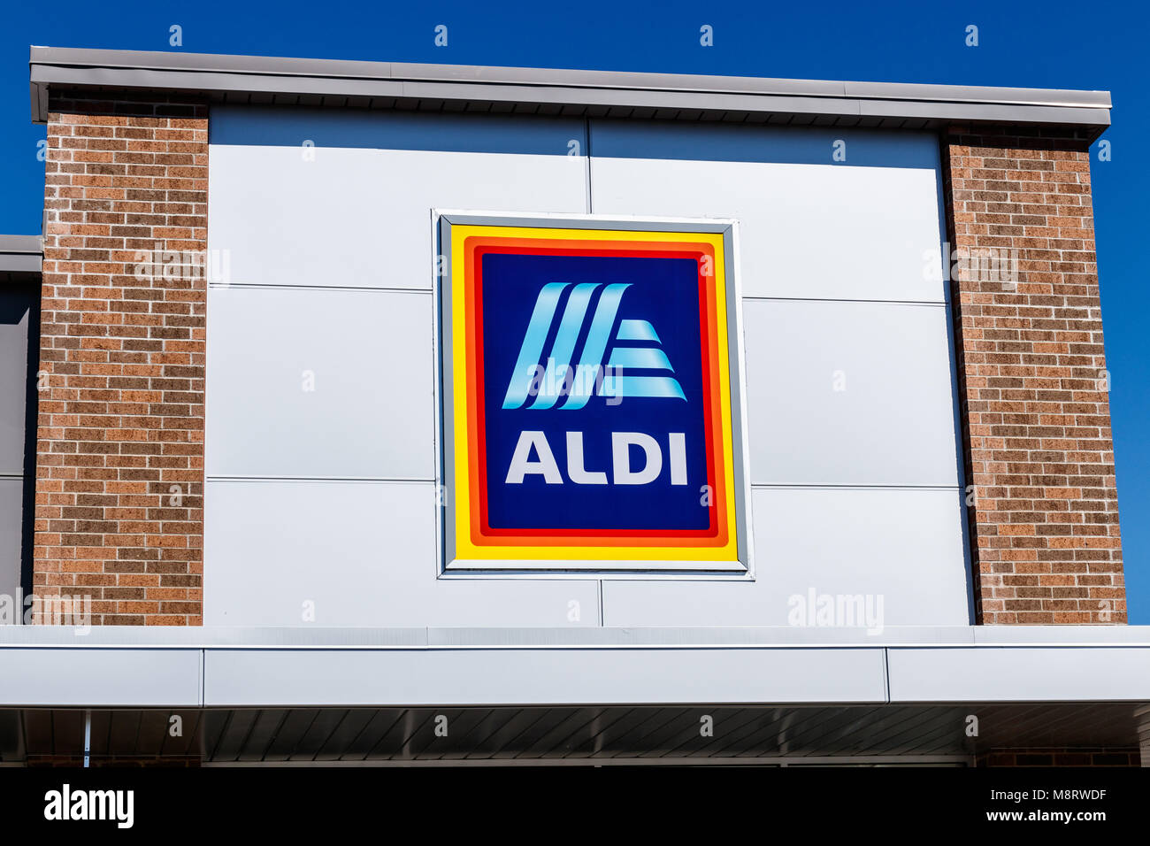 Noblesville - Circa March 2018: Aldi Discount Supermarket. Aldi sells a range of grocery items, including produce, meat & dairy, at discount prices II Stock Photo