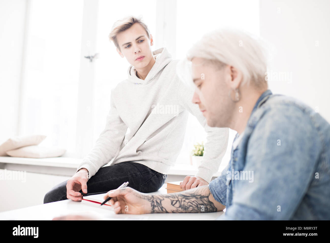 Breaktalk Visiting Students talking on break Stock Photo - Alamy