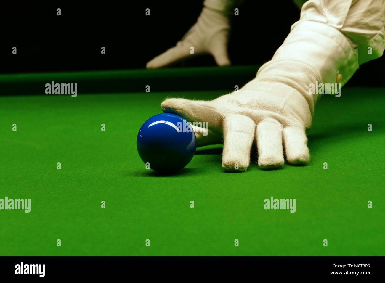 Snooker table and balls with referee arranging the balls Stock Photo Alamy