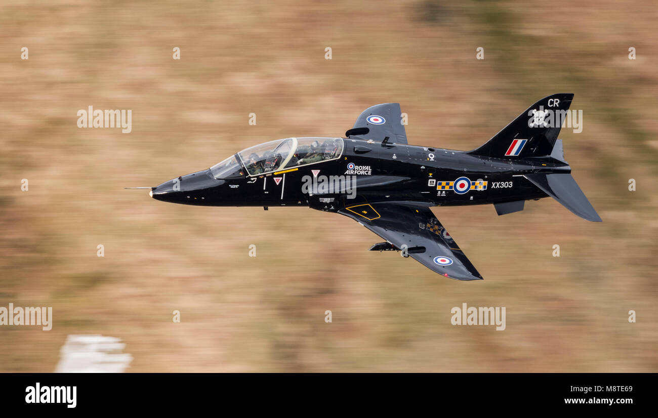 RAF T1 Hawk flying low level in LFA7, Snowdonia, Wales Stock Photo