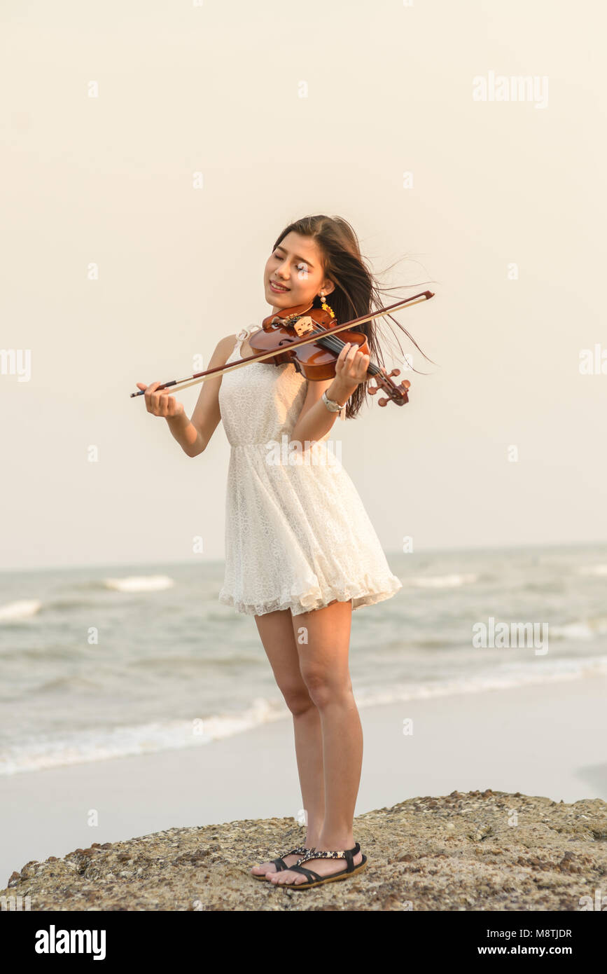 Woman playing violin hi-res stock photography and images - Alamy