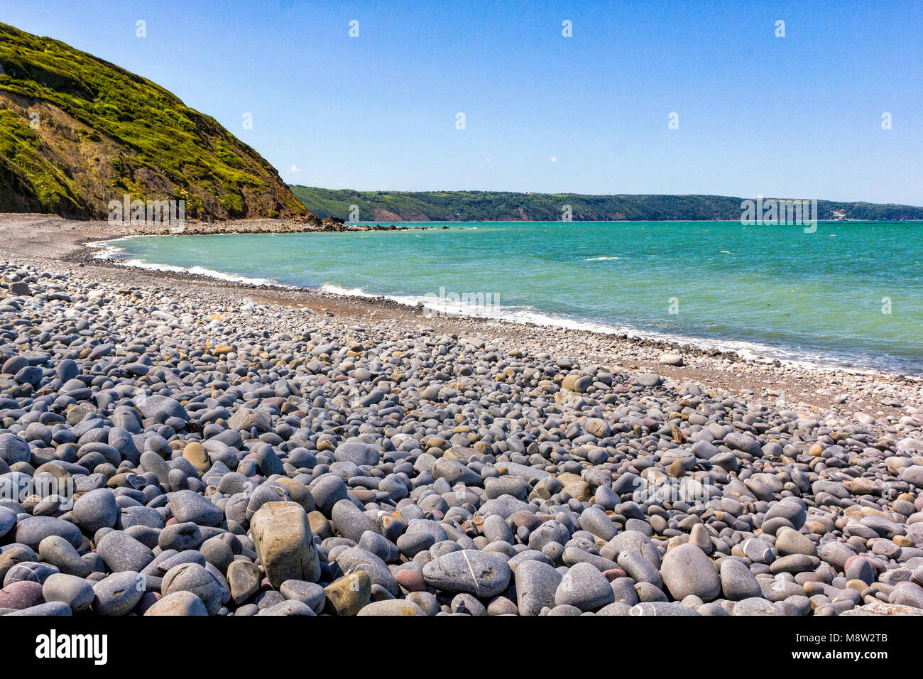 Greencliff Beach - Pebble View at Mid Tide, Looking South West towards Bucks Mills & Clovelly: Greencliff Beach, near Bideford, Devon, UK. Stock Photo