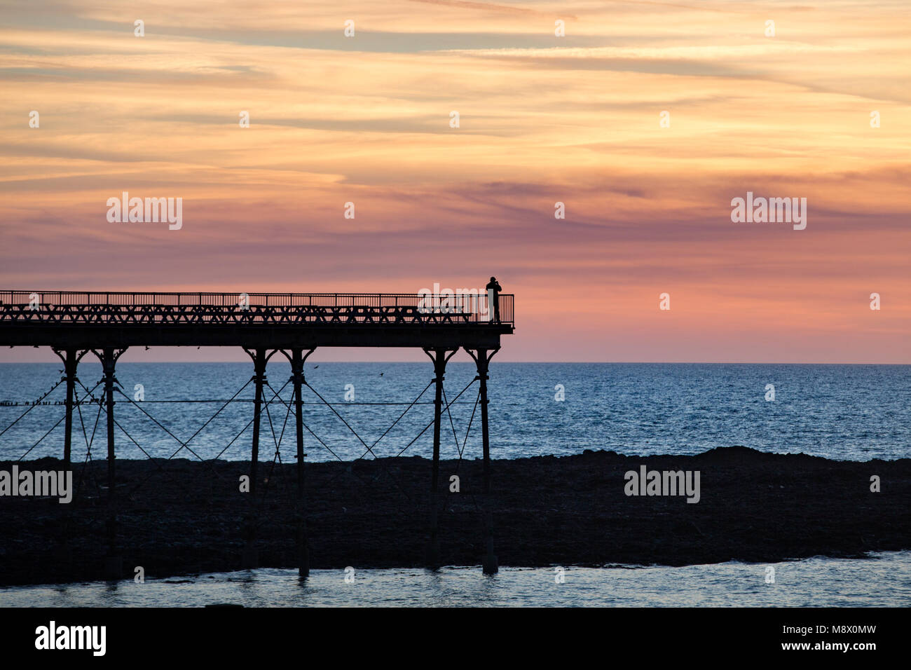 Aberystwyth, Wales. 20th Mar, 2018. UK Weather:A beautiful sunset dipping into Cardigan Bay signals the Spring (Vernal) Equinox at Aberystwyth on the mid Wales coast. Credit: atgof.co/Alamy Live News Stock Photo