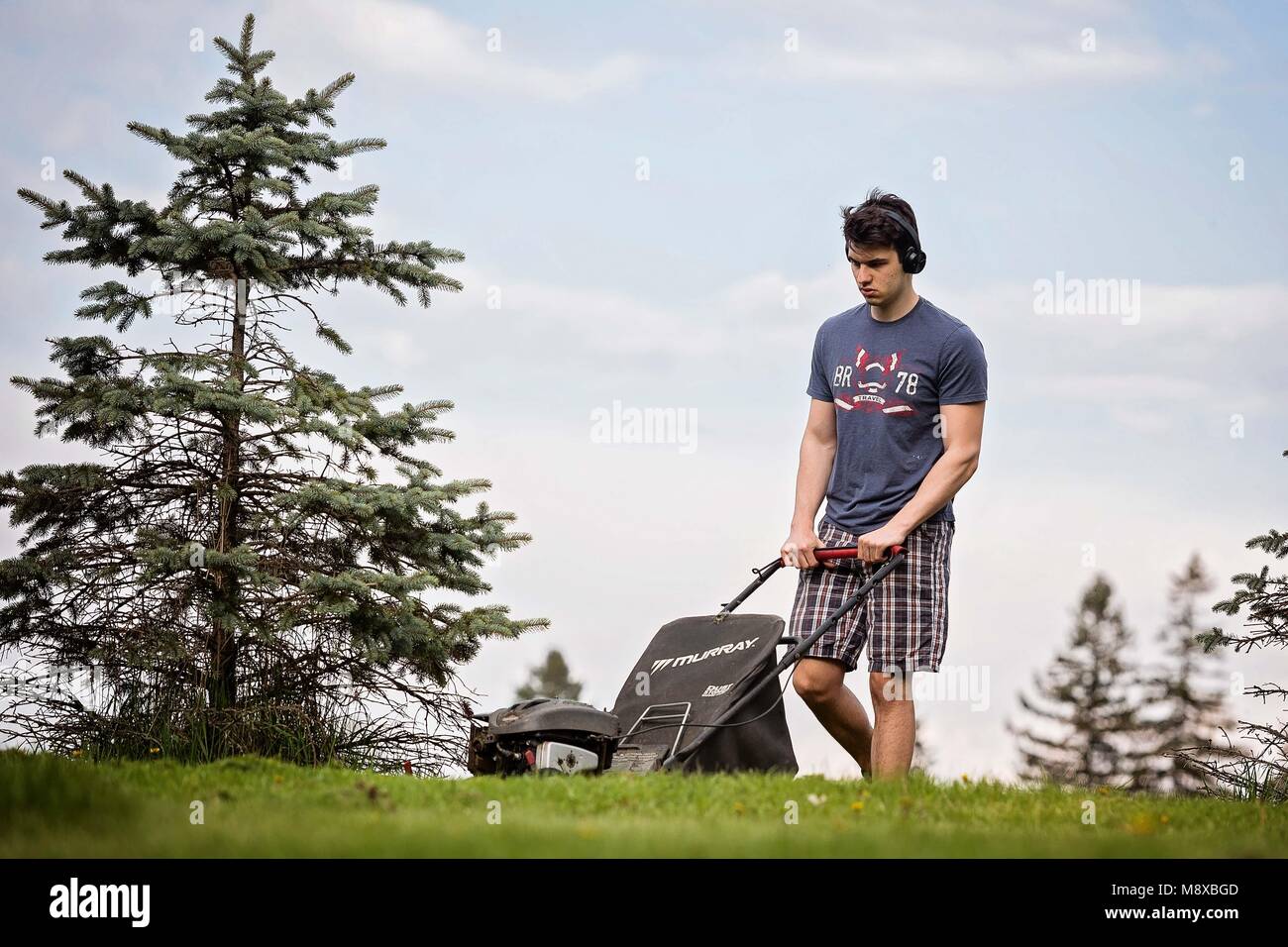 Man cutting grass hires stock photography and images Alamy