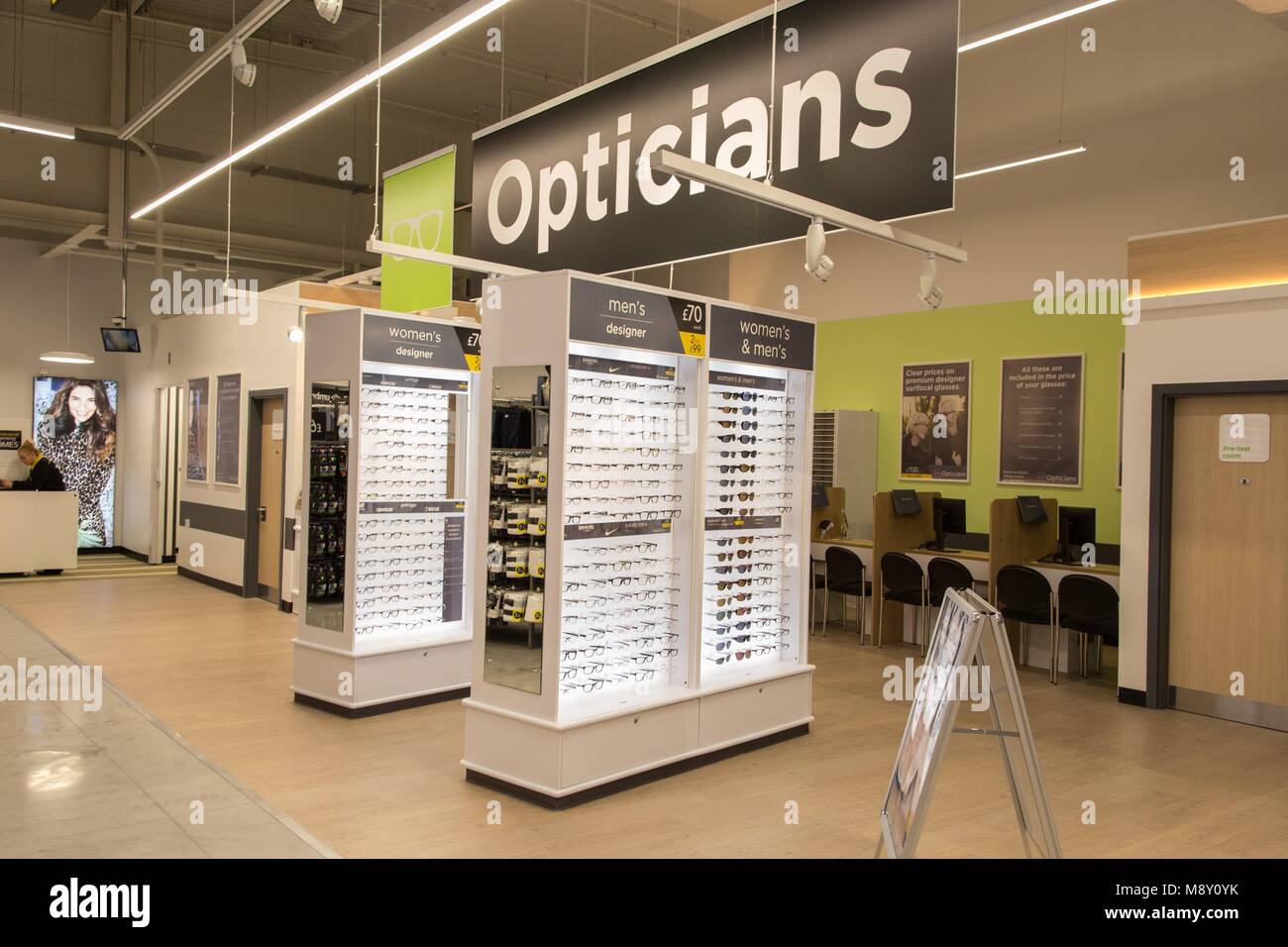 Supermarket optician hi-res stock photography and images - Alamy