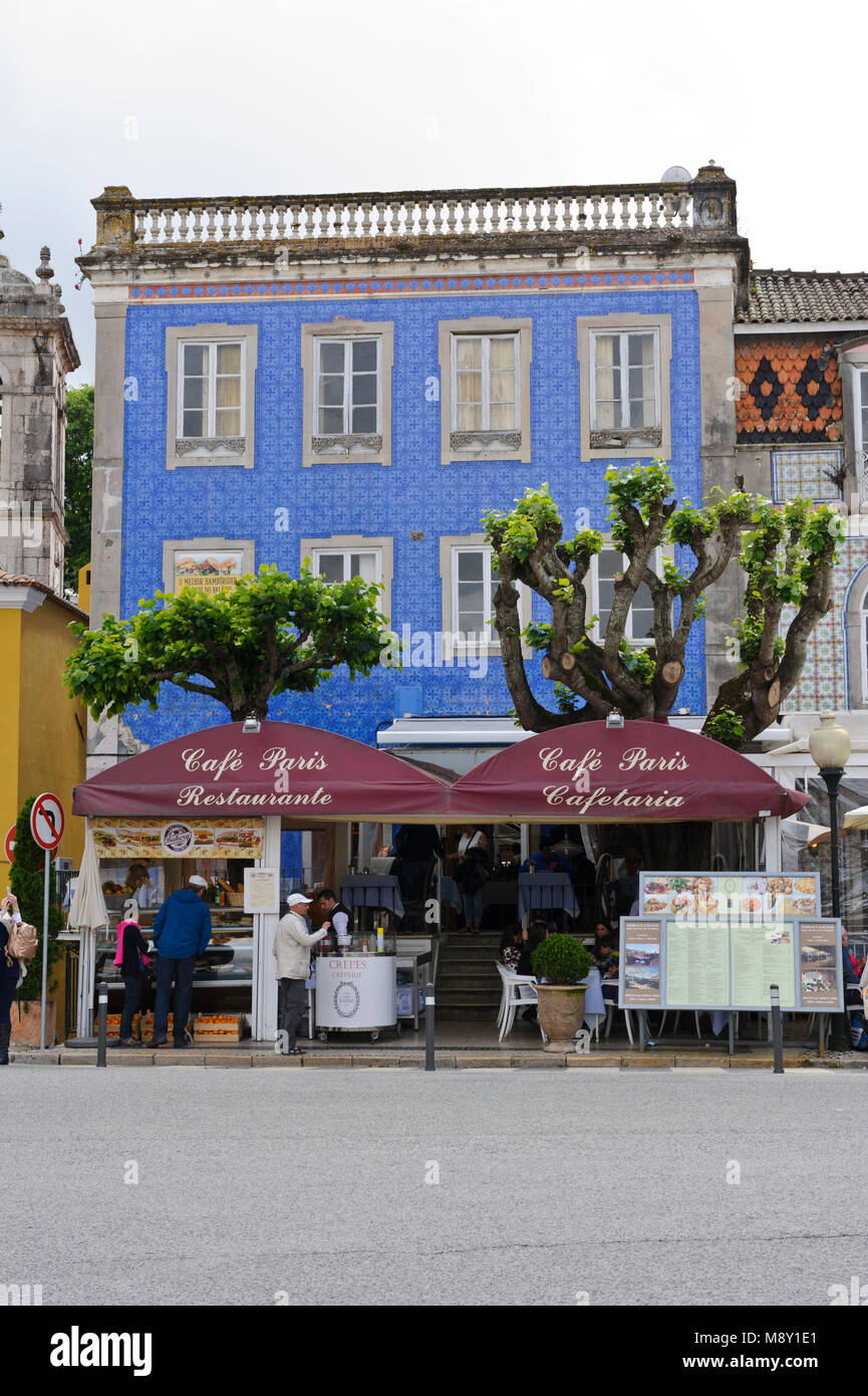 Diners outside a restaurant in Lisbon, Portugal Stock Photo