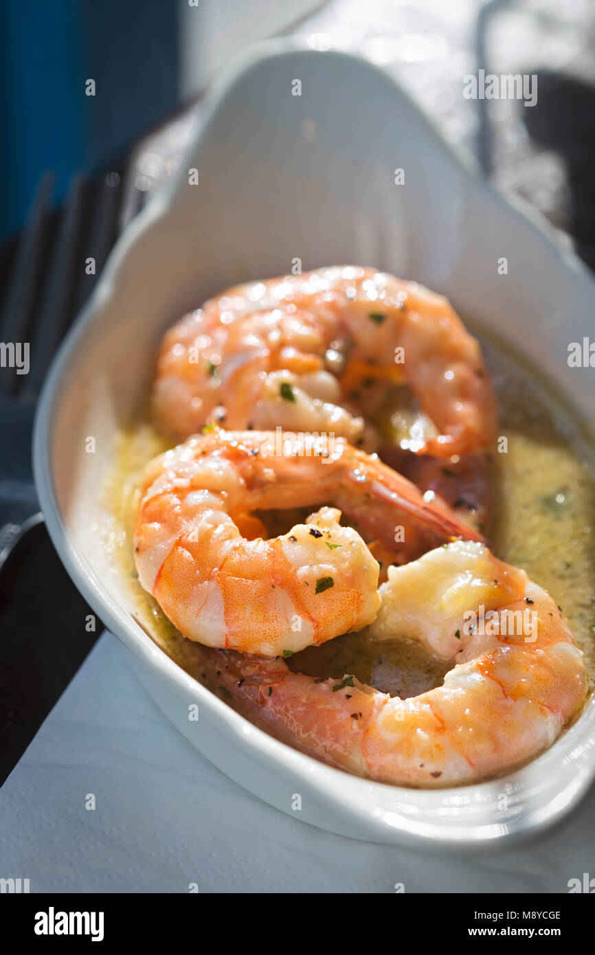 King prawns in white wine sauce Stock Photo Alamy