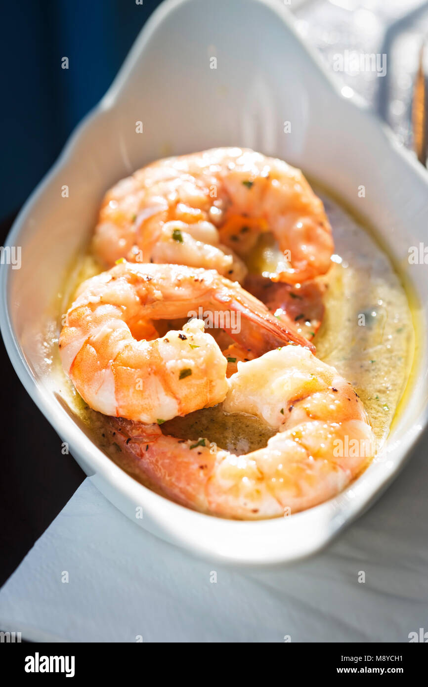 King prawns in white wine sauce Stock Photo Alamy