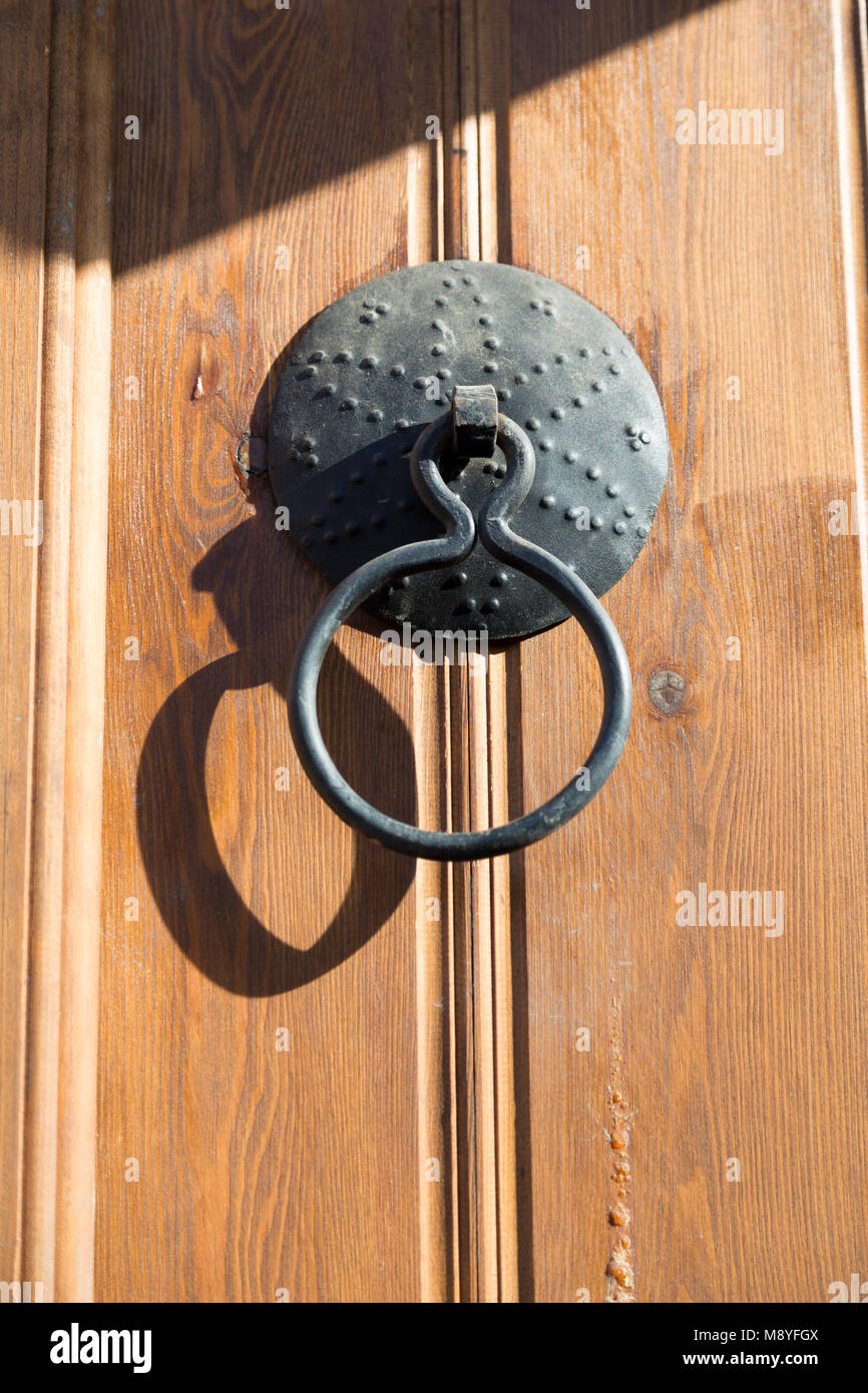 Cyprus, Phicardou, door knocker on wooden door in the village of Phicardou (Fikardou). Stock Photo