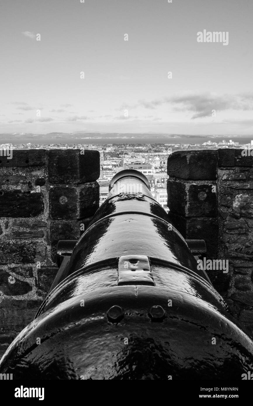 Edinburgh Castle Cannon Defence Stock Photo Alamy