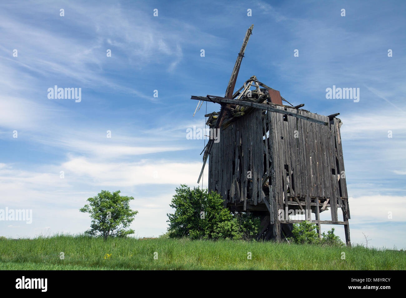 携帯電話本体 Broken wind mill [non working broken] Broken windmill hi-res stock photography and images - Alamy
