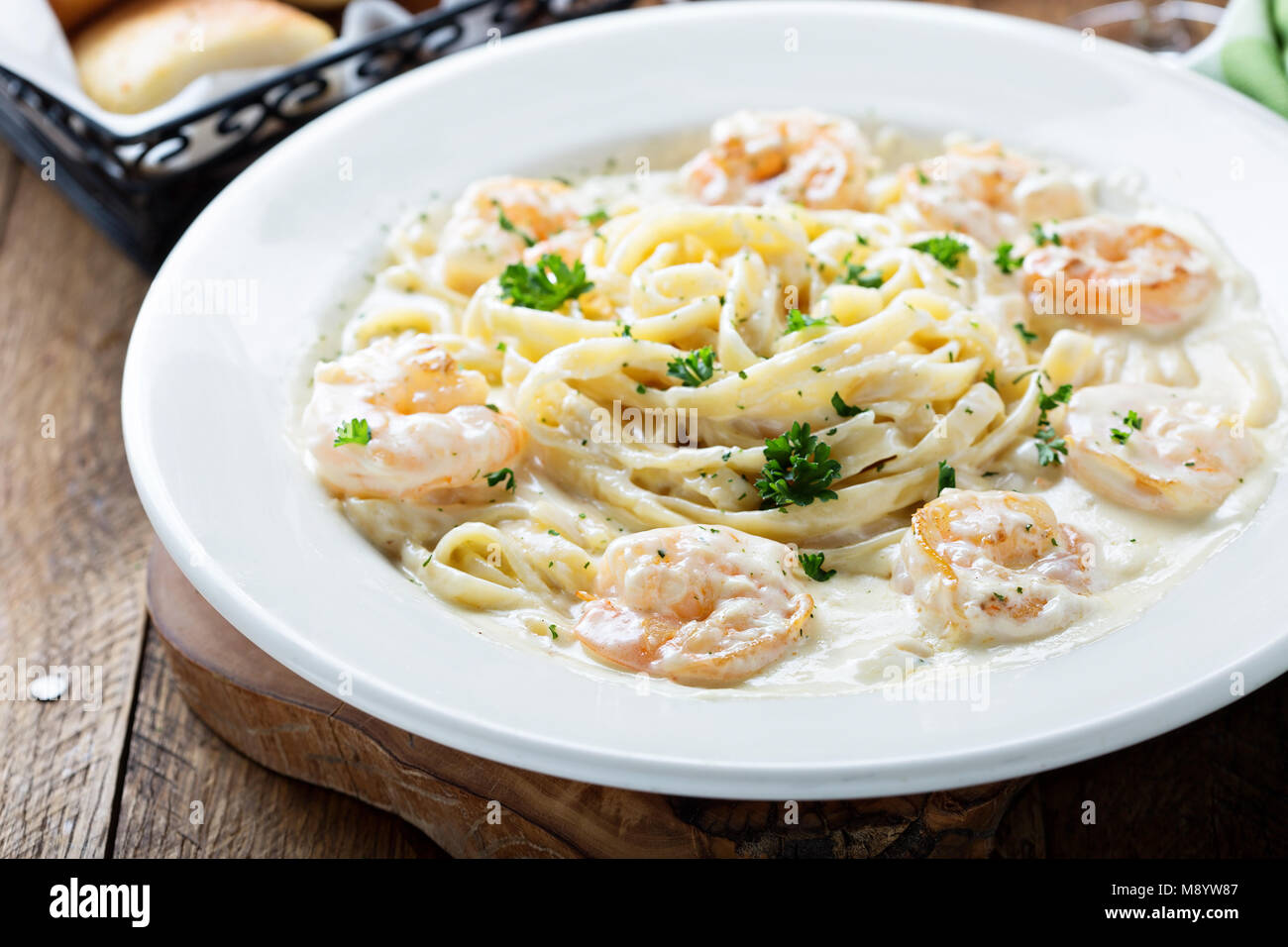 Fettuccine Alfredo with shrimp Stock Photo - Alamy