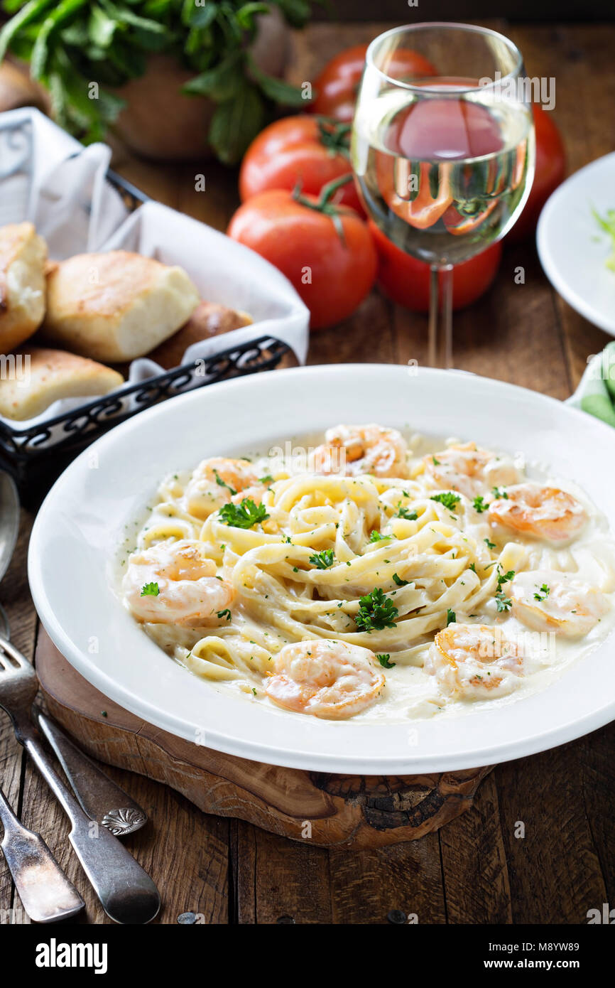 Fettuccine Alfredo with shrimp Stock Photo - Alamy