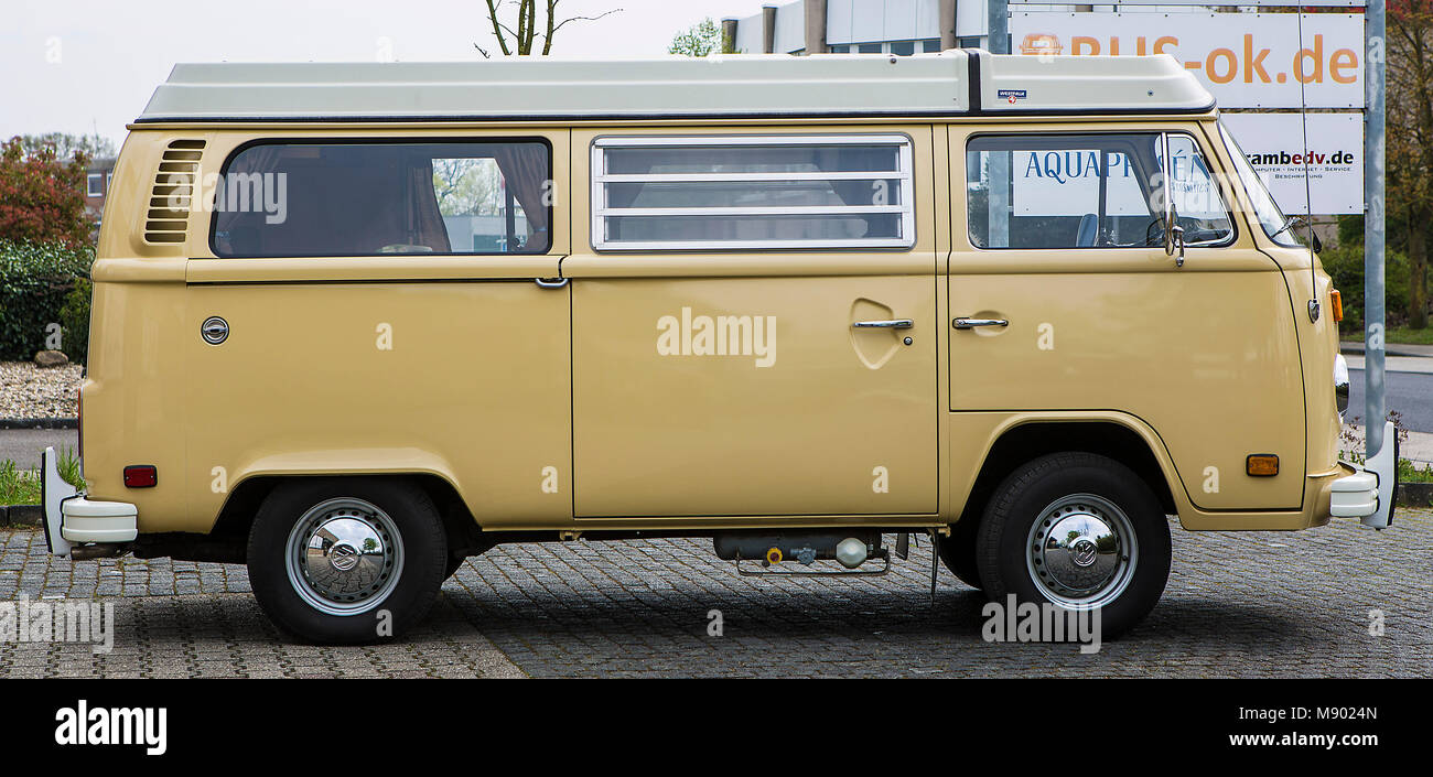 VW Bus T2 Westfalia Berlin Bulli mit originalen 993 Meilen auf dem Tacho. Bulli stand 37 Jahre in der Garage. Stock Photo