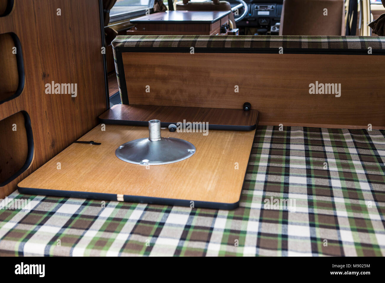 VW Bus T2 Westfalia Berlin Bulli mit originalen 993 Meilen auf dem Tacho. Bulli stand 37 Jahre in der Garage. Stock Photo