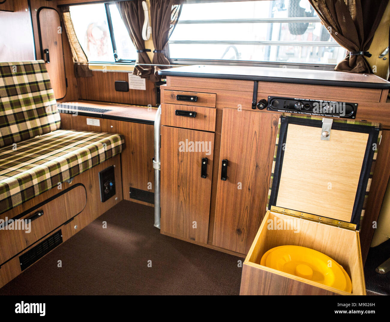 VW Bus T2 Westfalia Berlin Bulli mit originalen 993 Meilen auf dem Tacho. Bulli stand 37 Jahre in der Garage. Stock Photo