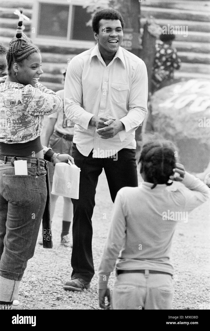 Muhammad Ali With Kids High Resolution Stock Photography And Images Alamy Muhammad Ali With Kids High Resolution Stock Photography And Images Alamy