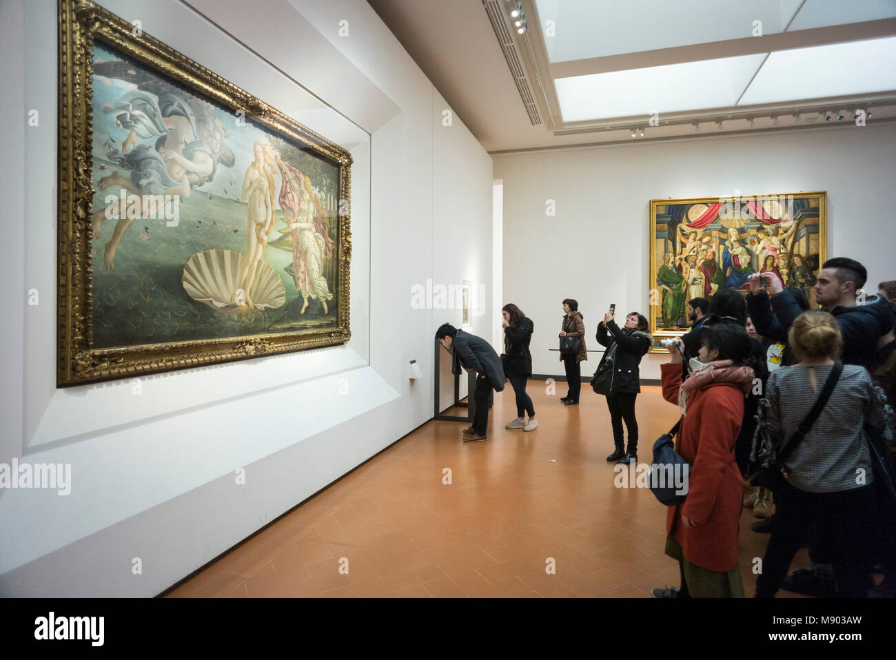 Florence. Italy. Uffizi Gallery. Visitors viewing the Birth of Venus painting by Sandro Botticelli (c. 1484). Galleria degli Uffizi. Stock Photo