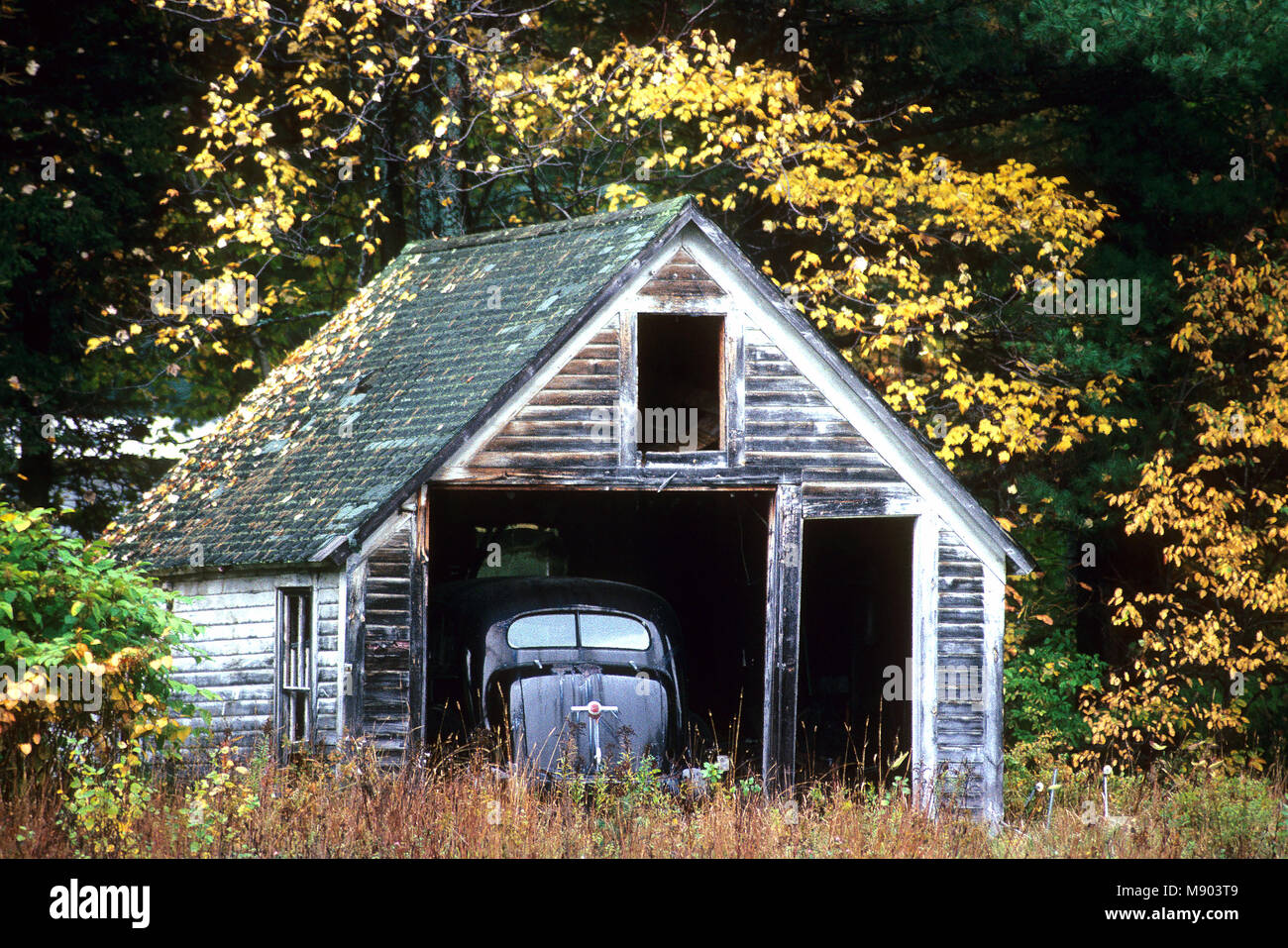 An abandoned barn and automobile in Bartlett, New Hampshire Stock Photo