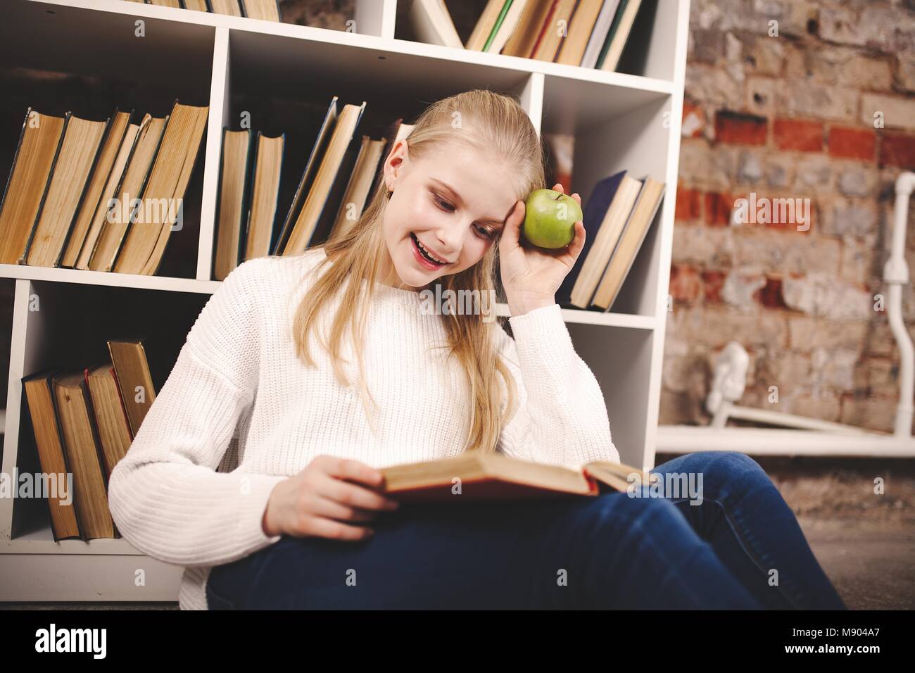 Teenage girl in a library Stock Photo - Alamy