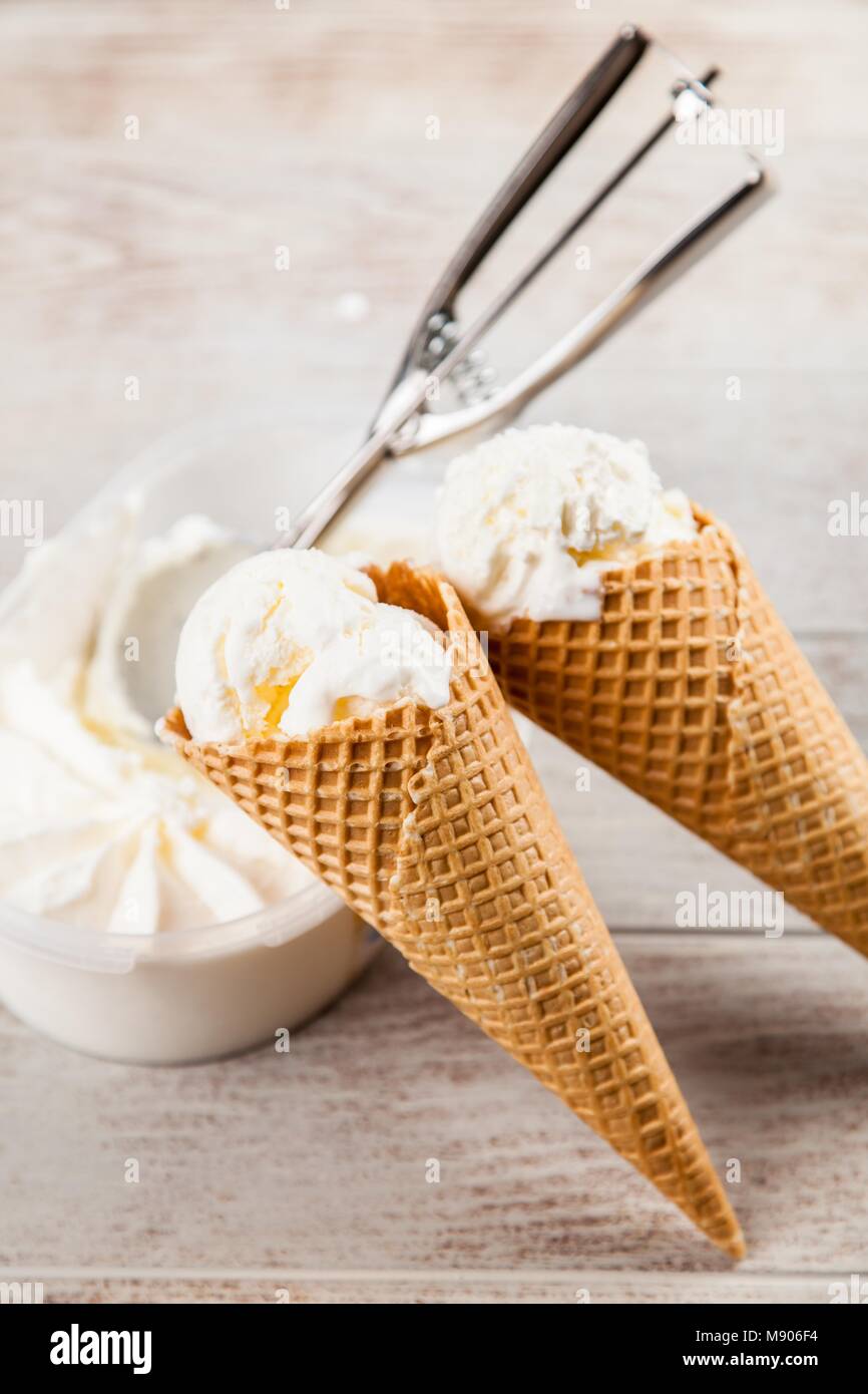https://c8.alamy.com/comp/M906F4/ice-cream-cone-M906F4.jpg