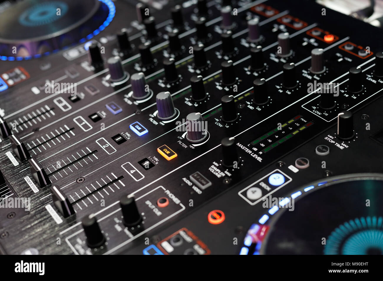 Dj turntable mixer equipment top hi-res stock photography and images - Alamy