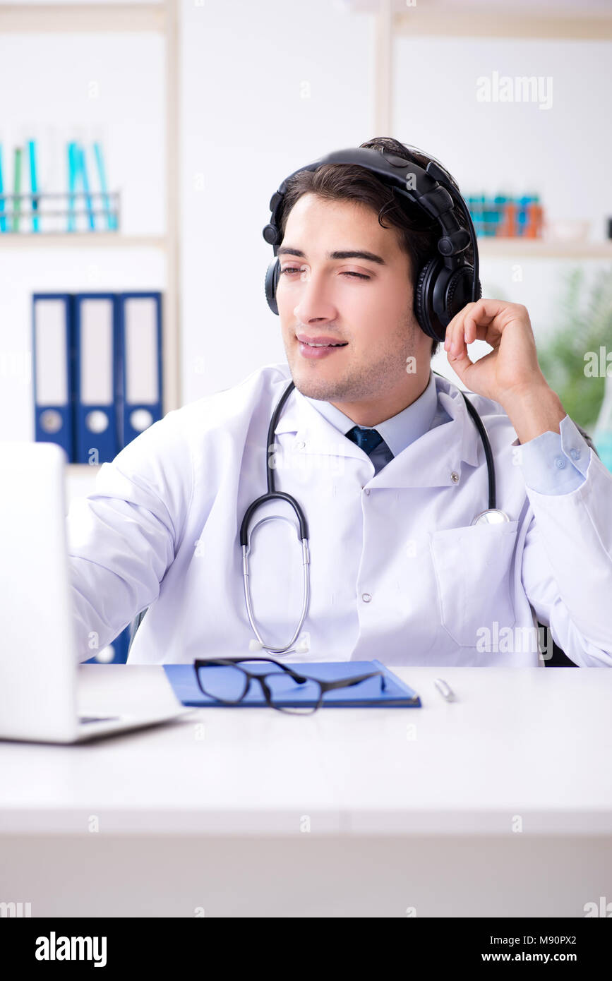 Photo Session Doctor Male doctor listening to patient during telemedicine session Stock ...