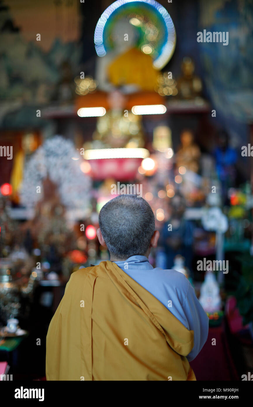 Temple and monk hi-res stock photography and images - Alamy
