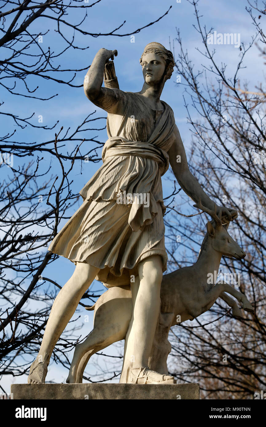 Jardin des tuileries. Diane ˆ la biche, moulage d'un marbre antique exposŽ au Louvre. Paris, France Stock Photo