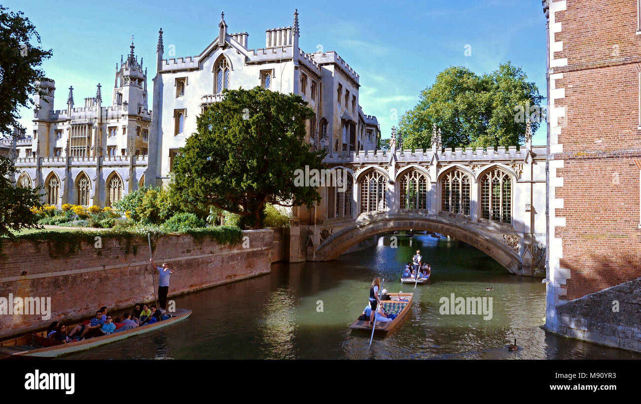 Cambridge Punting on River Cam under Bridge of Sighs past St Johns College Cambridge, Summer 2017 Stock Photo