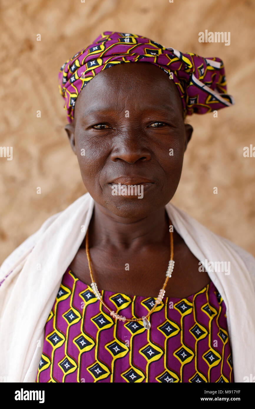 Portrait femme africaine village hi-res stock photography and images ...