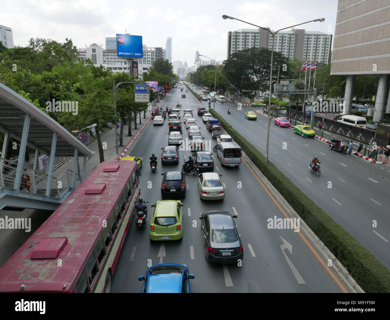 The Phayathanai Road with traffic seen from the bridge leading into the MBK shopping centre in Bangkok, Thailand Stock Photo
