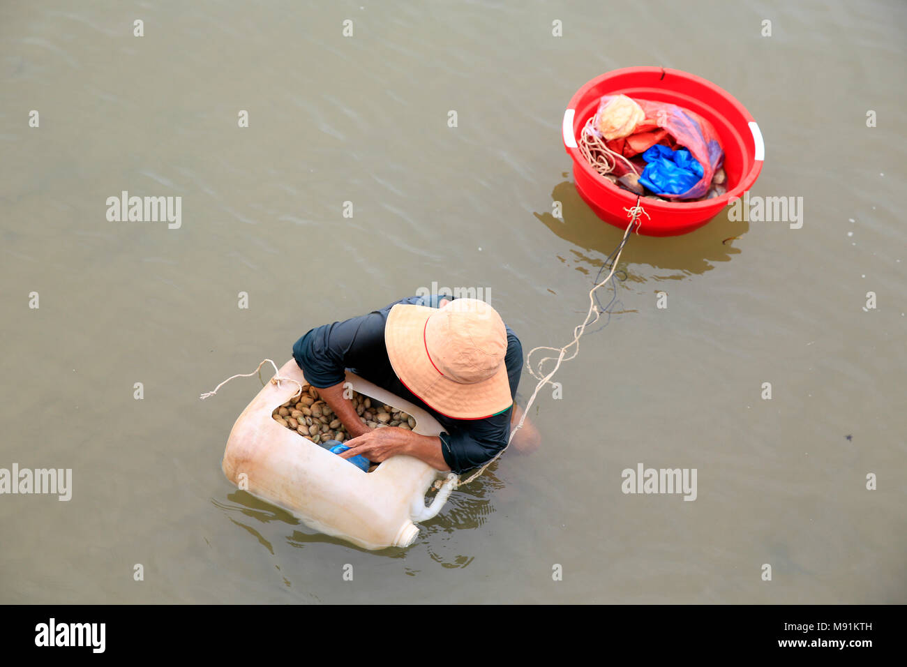 Woman selling seashells on the beach. Phu Quoc. Vietnam Stock Photo - Alamy