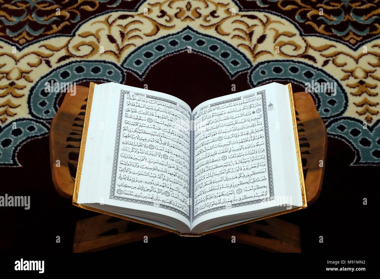 Quran stand hi-res stock photography and images - Alamy