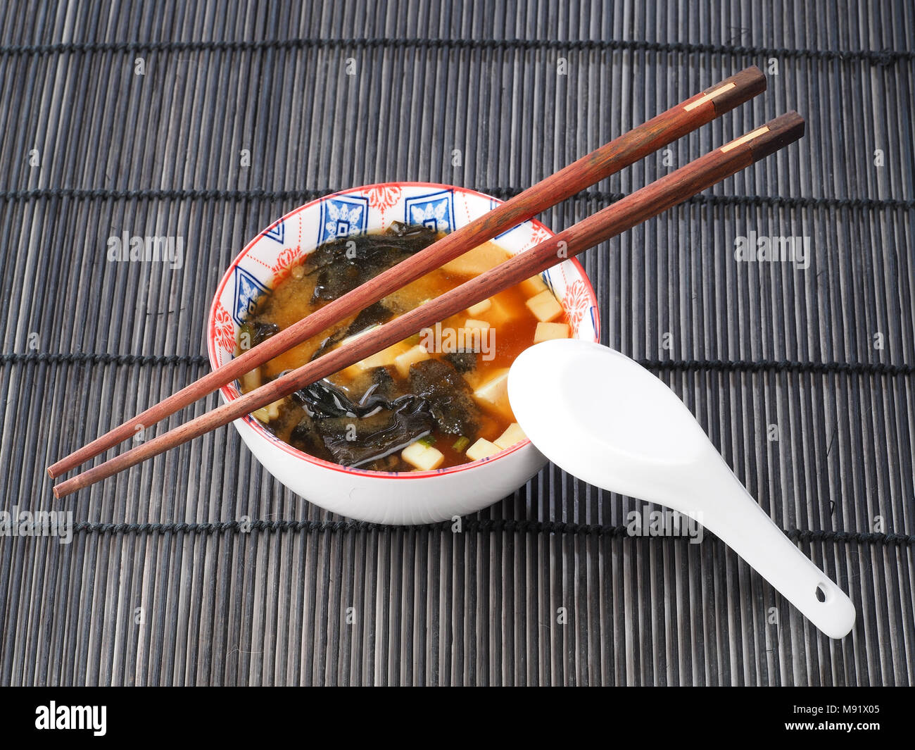 SOPA MISO – MISO SOUP   Miso soup is a traditional japanese soup. Miso paste, tofu, wakame seaweed are the main ingredients. Stock Photo